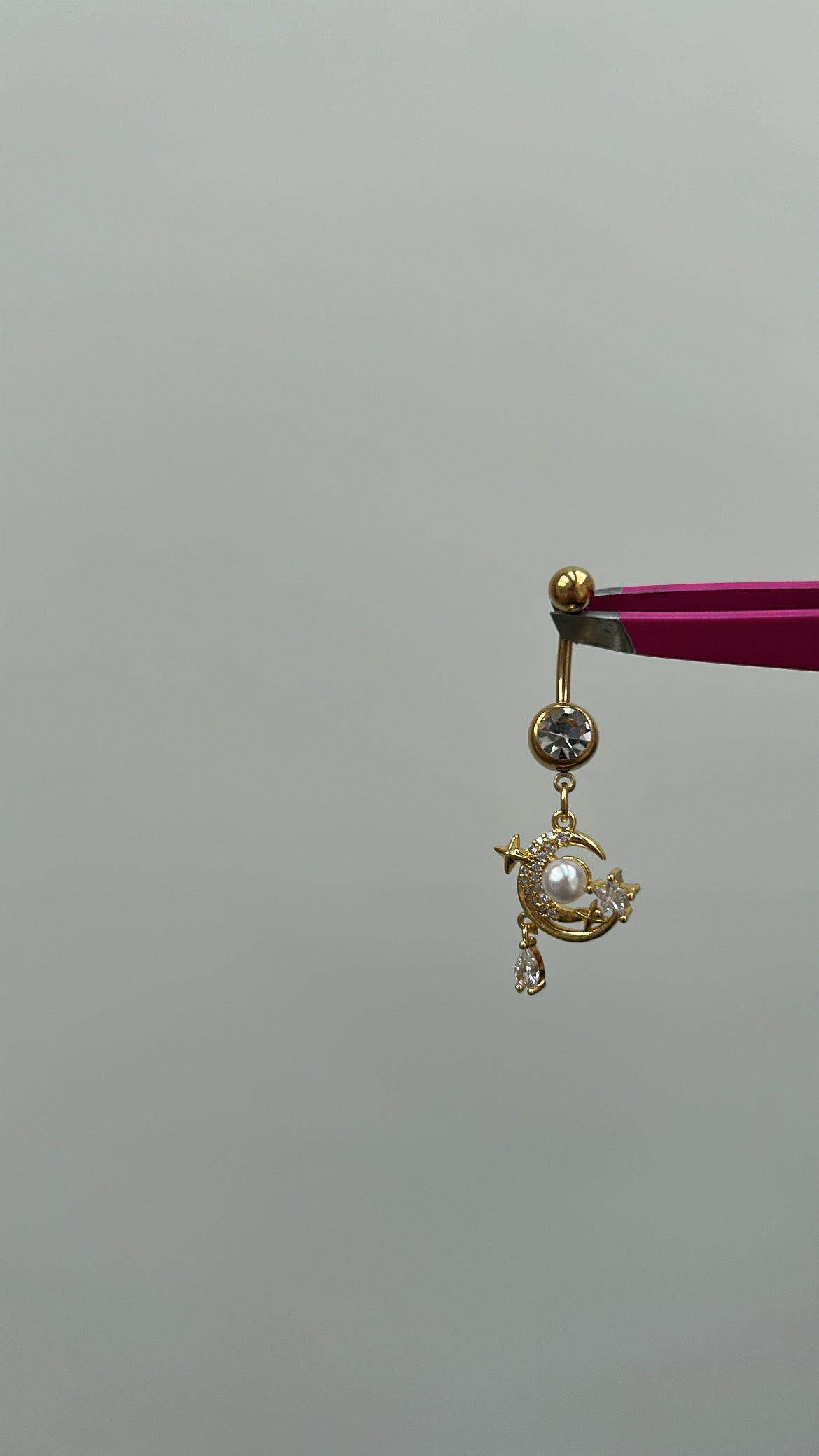 Gold detailed pendant belly bar